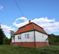 PREDAJ - Rodinný dom s priestranným pozemkom 2266 m² - Veľký Kýr - Rodinný dom na Staničnej ulici vo Veľkom Kýre s červenou strechou a záhradou.