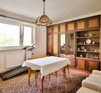 PREDAJ - Rodinný dom s priestranným pozemkom 2266 m² - Veľký Kýr - Obývacia izba v rodinnom dome s dreveným dekorom a tradičným nábytkom.