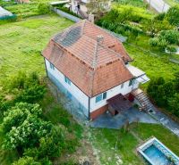 PREDAJ - Rodinný dom s priestranným pozemkom 2266 m² - Veľký Kýr - Rodinný dom na Staničnej ulici vo Veľkom Kýre má priestrannú záhradu a bazén.