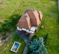 PREDAJ - Rodinný dom s priestranným pozemkom 2266 m² - Veľký Kýr - Rodinný dom na Staničnej ulici vo Veľkom Kýri so záhradou a bazénom.
