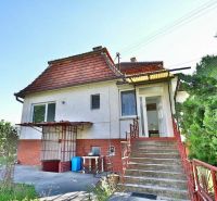 PREDAJ - Rodinný dom s priestranným pozemkom 2266 m² - Veľký Kýr - Rodinný dom na Staničnej ulici vo Veľkom Kýre s tehlovou fasádou a schodiskom.