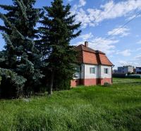 PREDAJ - Rodinný dom s priestranným pozemkom 2266 m² - Veľký Kýr - Rodinný dom na Staničnej ulici vo Veľkom Kýre obklopujú vzrostlé stromy a trávnatý pozemok.