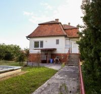 PREDAJ - Rodinný dom s priestranným pozemkom 2266 m² - Veľký Kýr - Rodinný dom na Staničnej ulici, Veľký Kýr, s priestrannou záhradou a bazénom.