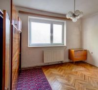 PREDAJ - Rodinný dom s priestranným pozemkom 2266 m² - Veľký Kýr - Izba s podlahou s dreveným dekorom a nábytkom v rodinnom dome.