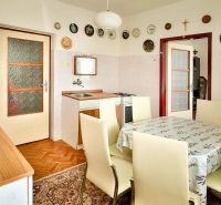 PREDAJ - Rodinný dom s priestranným pozemkom 2266 m² - Veľký Kýr - Jedáleň v rodinnom dome s jedálenským stolom a podlahou s dreveným dekorom.