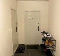PRENÁJOM - 2-izbový priestranný byt, terasa a parkovanie, Svätoplukovo - Vstupná predsieň 2-izbového bytu s topánkami na čiernej polici.