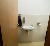 PRENÁJOM - 2-izbový priestranný byt, terasa a parkovanie, Svätoplukovo - Kúpeľňa v 2-izbovom byte s bielym umývadlom a svetlými dlaždicami.