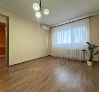 Na predaj: CENTRUM 3 izb.byt + LOGGIA + KLÍMA + PIVNICA - Izba v 3-izbovom byte s podlahou s dreveným dekorom a záclonami.