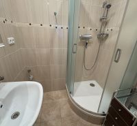 Na predaj: CENTRUM 3 izb.byt + LOGGIA + KLÍMA + PIVNICA - Kúpeľňa s dlažbou, sprchovým kútom a umývadlom v 3-izbovom byte.