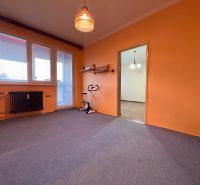 Na predaj: CENTRUM 3 izb.byt + LOGGIA + KLÍMA + PIVNICA - Izba s oranžovými stenami, balkónovými dverami a kobercom v 3-izbovom byte.