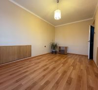 Na predaj: CENTRUM 3 izb.byt + LOGGIA + KLÍMA + PIVNICA - Obývacia izba v 3-izbovom byte s podlahou s dreveným dekorom a minimalistickým nábytkom.
