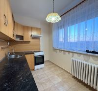 Na predaj: CENTRUM 3 izb.byt + LOGGIA + KLÍMA + PIVNICA - Kuchyňa v 3-izbovom byte s dreveným dekorom, dlažba a veľké okno.