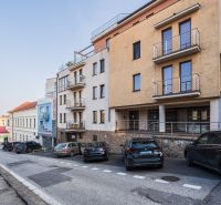 NA PREDAJ Luxusný 3-izbový byt v centre mesta Nitra - Mestská ulica v Nitre s obytnými budovami pri 3-izbovom byte.