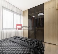 Ráno vlak. Večer terasa - 3-izbový byt Rezidencia Potôčik - Spálňa v 2-izbovom byte, šatníková skriňa s dreveným dekorom a sklenenými dverami.