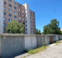 PREDAJ - Garáž v Stupave na ulici Železničná - Garáže na Železničnej ulici v Stupave, vedľa obytného domu pod modrou oblohou.