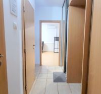 Pekný 2i byt, REKONŠTRUKCIA, 2 x SAMOSTATNÁ IZBA, KLÍMA,Osuského ulica - Chodba v 2-izbovom byte s dlažbou, drevenými skriňami a matnými dverami.
