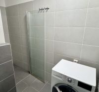 4 izbový byt 150 m2 novostavba Petržalka v Slnečniciach  s terasou, 2x - Kúpeľňa so sprchovacím kútom, práčkou a svetlými obkladmi v 4-izbovom byte.