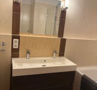 4 izbový byt 120 m2 Ružová dolina, Ružinov, 1x podzemné´parkovanie - Kúpeľňa so zrkadlom a umývadlom v 4-izbovom byte.
