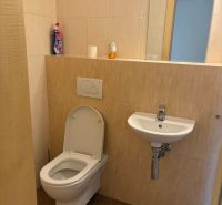 4 izbový byt 120 m2 Ružová dolina, Ružinov, 1x podzemné´parkovanie - Kúpeľňa so záchodom a umývadlom v 4-izbovom byte, svetlé obklady a dlažba.