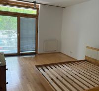 4 izbový byt 120 m2 Ružová dolina, Ružinov, 1x podzemné´parkovanie - Spálňa so svetlou podlahou s dreveným dekorom a posteľou v 4-izbovom byte.