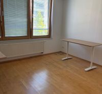 4 izbový byt 120 m2 Ružová dolina, Ružinov, 1x podzemné´parkovanie - Izba v 4-izbovom byte s stolom, oknami a podlahou s dreveným dekorom.