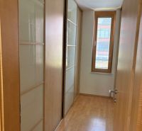 4 izbový byt 120 m2 Ružová dolina, Ružinov, 1x podzemné´parkovanie - Chodba s veľkými vstavanými skriňami a podlahou s dreveným dekorom v 4-izbovom byte.