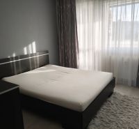 2-izbový na Dargovských hrdinov - Spálňa v 2-izbovom byte s posteľou, koberec, závesy a prirodzené svetlo.