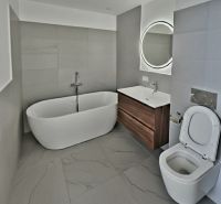 PREDAJ ELEGANTNÝ 2-IZBOVÝ BYT S BALKÓNOM A PARKOVANÍM V RAČI - Kúpeľňa s voľne stojacou vaňou, umývadlom a toaletou v 2-izbovom byte.