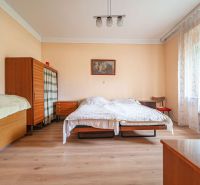 PREDAJ RODINNÝ DOM+OBJEKTY+POZEMOK S INVESTIČNÝM POTENCIÁLOM - Spálňa s podlahou s dreveným dekorom, skrinkou a posteľou v rodinnom dome.