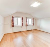 PREDAJ NADŠTANDARDNÝ DOM, 7 IZIEB, 4 KÚPEĽNE, ZÁHRADA, GARÁŽ - Podkrovná izba v rodinnom dome s podlahou s dreveným dekorom a strešným oknom.