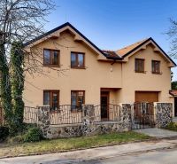 PREDAJ NADŠTANDARDNÝ DOM, 7 IZIEB, 4 KÚPEĽNE, ZÁHRADA, GARÁŽ - Rodinný dom v Bratislave IV s kamenným plotom a hnedou fasádou.