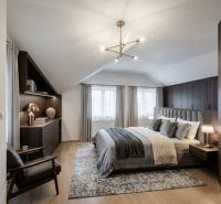 PREDAJ NADŠTANDARDNÝ DOM, 7 IZIEB, 4 KÚPEĽNE, ZÁHRADA, GARÁŽ - Spálňa so strešným oknom v rodinnom dome, podlaha s dreveným dekorom, elegantné zariadenie.