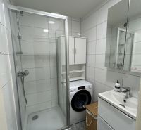 Na prenájom pekný, zariadený 2. izbový byt, sídlisko 2., Prešov - Kúpeľňa v 2-izbovom byte s práčkou, sprchovým kútom a bielym nábytkom.