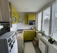 Na prenájom pekný, zariadený 2. izbový byt, sídlisko 2., Prešov - Kuchyňa v 2-izbovom byte s bielymi stenami, zelenými skrinkami a spotrebičmi.