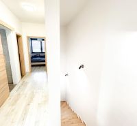 Skvelá ponuka 4i RD v súkromnej rezidencii! - Schodisko s podlahou s dreveným dekorom, biele steny a dvere v Rodinnom dome.