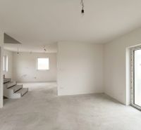 Moderná novostavba v Leviciach – bývajte komfortne / Predaj - Nezariadená miestnosť s betónovým schodiskom a veľkým oknom v rodinnom dome.