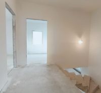 Moderná novostavba v Leviciach – bývajte komfortne / Predaj - Schodisko a chodba s oknom v rozostavanom rodinnom dome.