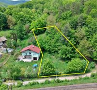 Pozemok 1066m2, Obišovce - Pozemok s domom v zalesnenej oblasti na predmestí Obišoviec, vhodný na bývanie.