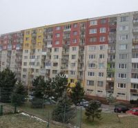 3 izbový byt 75m2, ul.Bruselská, Košice- Ťahanovce - Bytový dom na Bruselskej ulici v časti Košice I s farebnou fasádou.