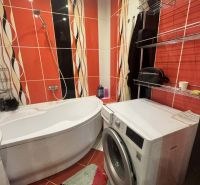 3 izbový byt 75m2, ul.Bruselská, Košice- Ťahanovce - Kúpeľňa s vaňou a práčkou, výrazné oranžové obklady, miesto v 3-izbovom byte.