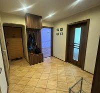3 izbový byt 75m2, ul.Bruselská, Košice- Ťahanovce - Chodba v 3-izbovom byte s dlažbou, dreveným nábytkom a osvetlením.