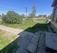 Postavte si dom alebo podnikajte - Záhrada v Ondrejovciach so zeleným trávnikom a chodníkom z dlažby. Pozemky - bývanie.