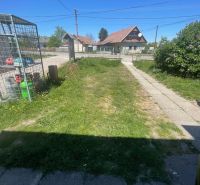 Postavte si dom alebo podnikajte - Záhrada v Ondrejovciach s domami v Pozemkoch - bývanie, slnečný deň, zeleň a ploty.