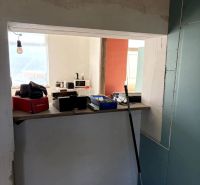 INVESTIČNÁ PRÍLEŽITOSŤ– centrum mesta | podnikanie, bývanie - Rekonštrukcia kuchyne v rodinnom dome s náradím a nástrojmi na bare.