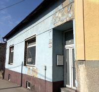 INVESTIČNÁ PRÍLEŽITOSŤ– centrum mesta | podnikanie, bývanie - Modrý rodinný dom na Michalskej bašte v Nových Zámkoch s opotrebovanou fasádou.