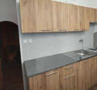 Prenájom 2 izbový byt Poprad - loggia - Kuchynská linka s drevodekorom a šedou doskou v 2-izbovom byte, plynový sporák.