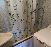 Prenájom 2 izbový byt Poprad - loggia - Kúpeľňa so sprchovým kútom a práčkou v 2-izbovom byte, obložená mozaikovými obkladmi.