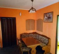 Prenájom 2 izbový byt Poprad - loggia - Rohová lavica a stôl v 2-izbovom byte s podlahou s dreveným dekorom.