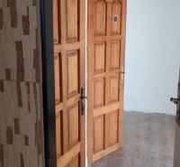 Na predaj priestranný 2-izbový byt 56m2– Košice, Lomená ulica - Interiér 2-izbového bytu s drevenými dverami a podlahou s dreveným dekorom.