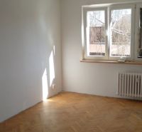 Na predaj priestranný 2-izbový byt 56m2– Košice, Lomená ulica - Svetlá izba s oknom a podlahou s dreveným dekorom v 2-izbovom byte.